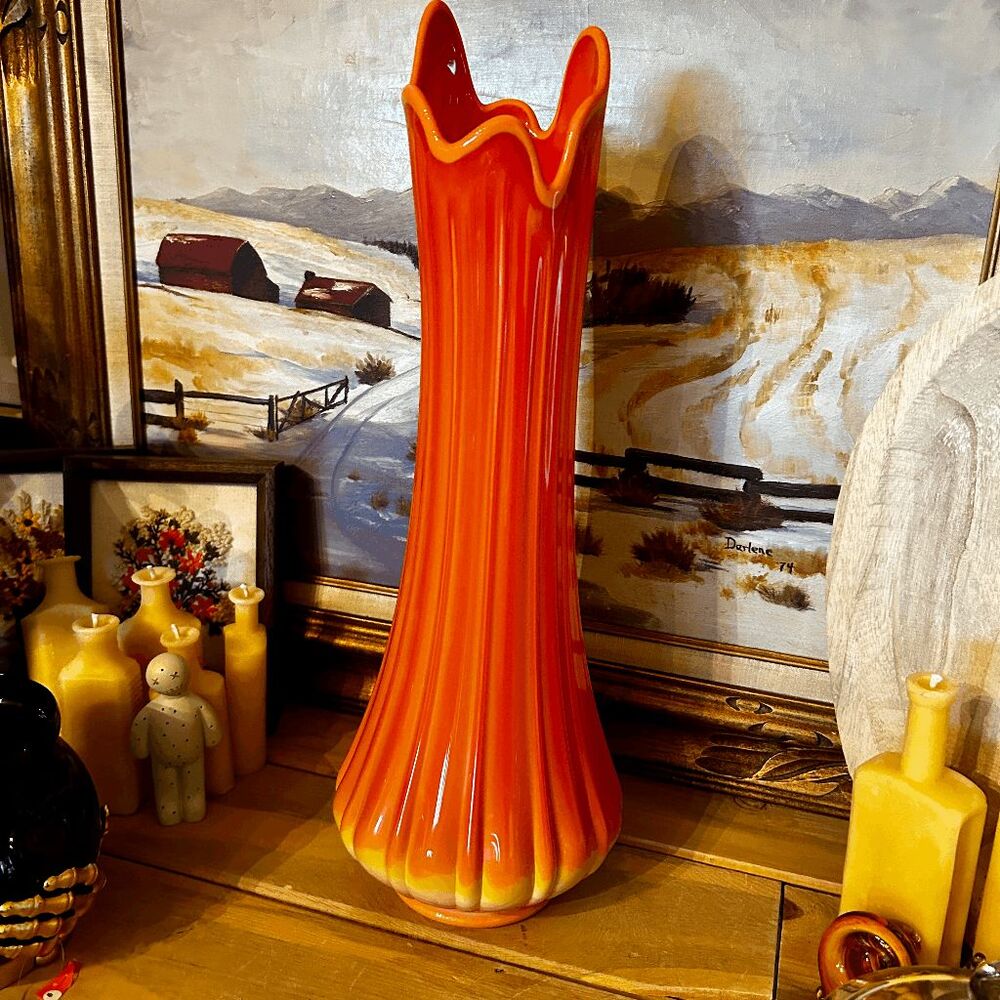 LE Smith Bittersweet Simplicity MCM Ribbed Swung Vase